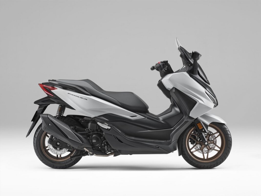 Honda, Skutik Premium Honda Forza 2025 Dapat Panel Meter TFT Baru dan Warna Eksklusif