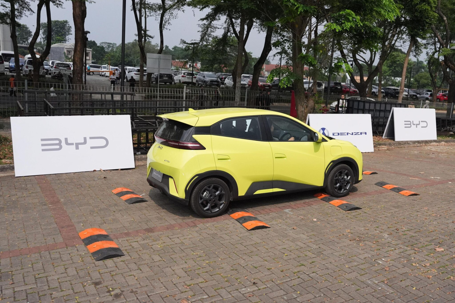 Perbandingan Detail Varian Dynamic dan Premium di BYD Atto 1