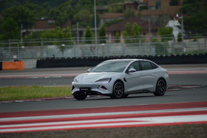 Teknologi Suspensi Pintar DiSus Milik BYD yang Bisa Loncat, Bukan Soal Kenyamanan Saja