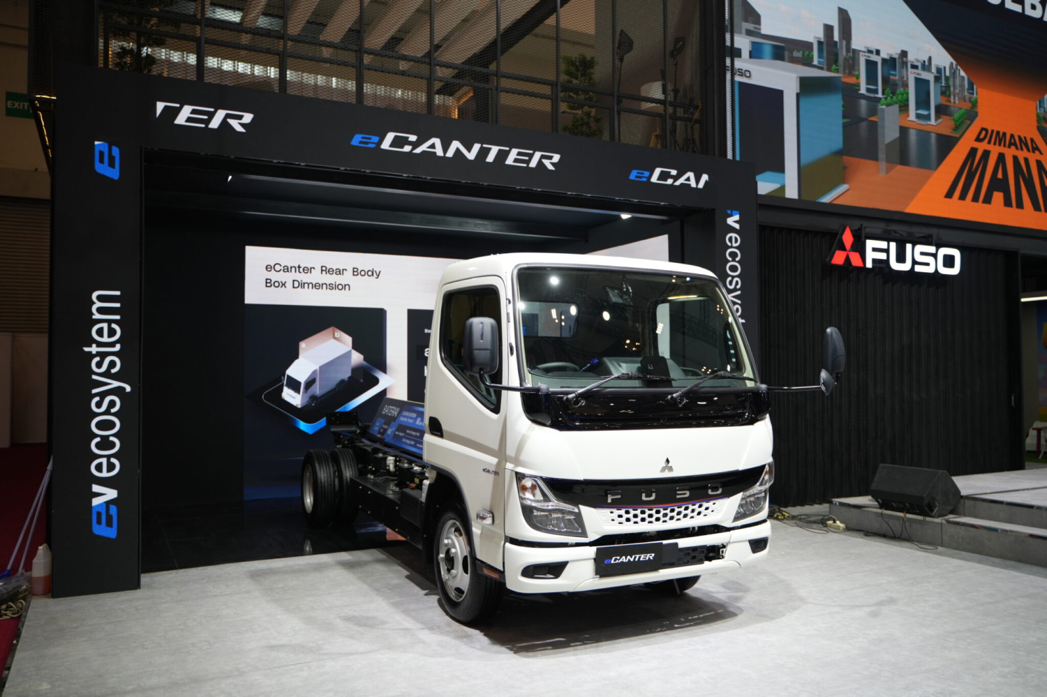 Mitsubishi, Mitsubishi Fuso Hadirkan Ekosistem Truk Listrik Lewat EV Mobile Charger di GIIAS 2025