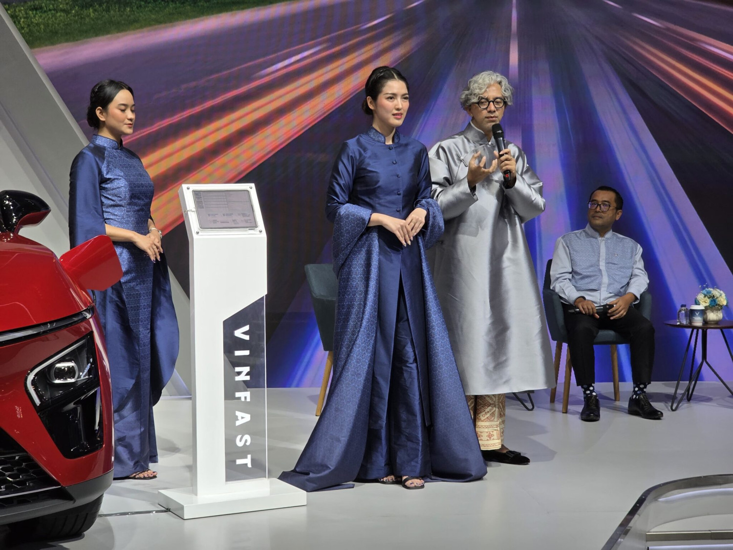 VinFast, Busana Usher VinFast di GIIAS 2025 Hasil Kolaborasi Bareng Desainer Ternama Didiet Maulana