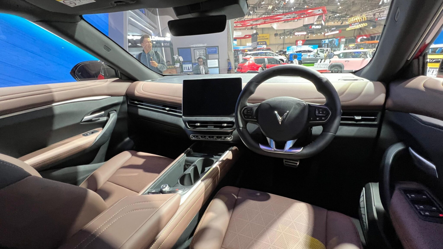 VinFast, VinFast VF7, SUV Listrik VinFast VF7 Resmi Ramaikan GIIAS 2025, Promo Harga Spesial