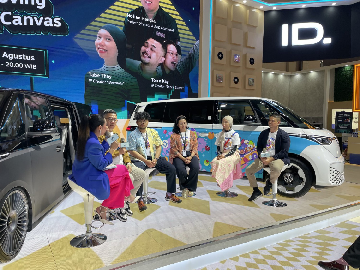 ID. BUZZ Jadi Kanvas Seni Bergerak di GIIAS 2025, Kolaborasi Volkswagen dan Seniman Muda Indonesia