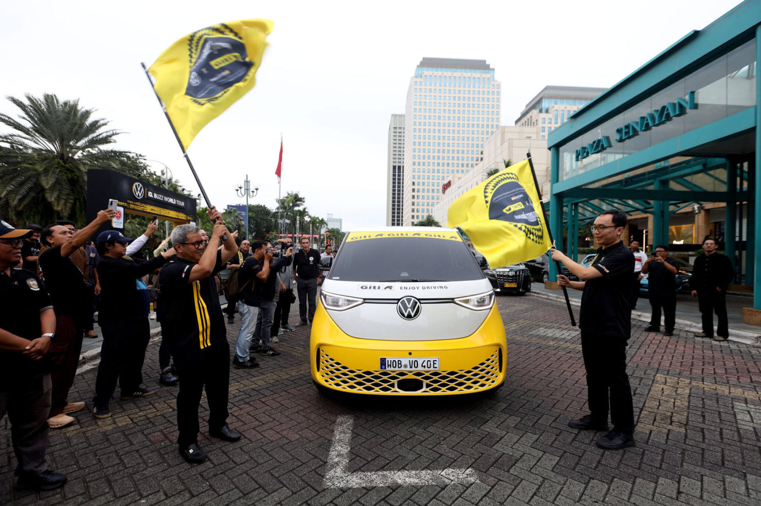 Pria Jerman Ini Keliling Dunia Pakai Mobil Listrik VW ID. Buzz
