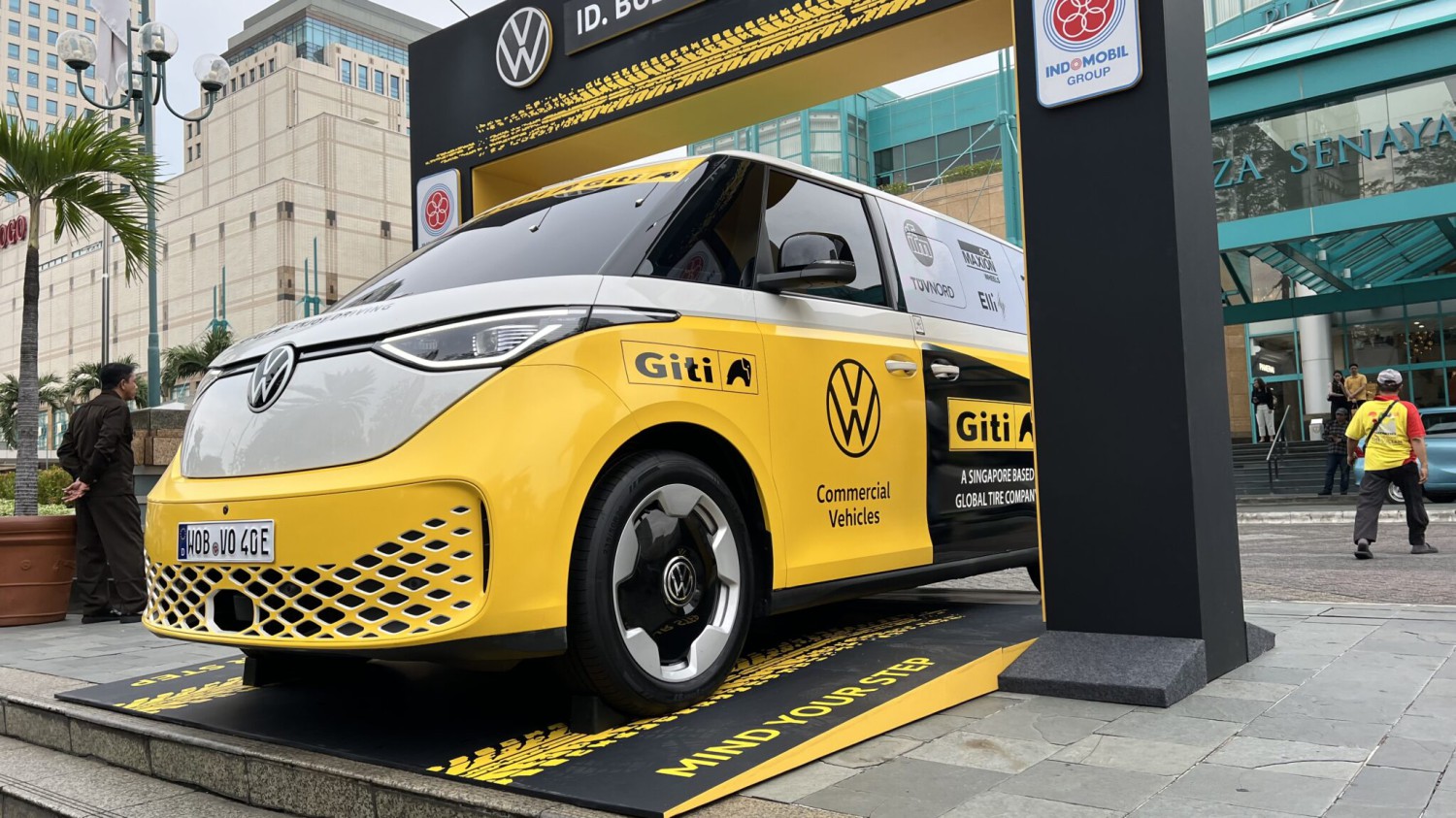 Pria Jerman Ini Keliling Dunia Pakai Mobil Listrik VW ID. Buzz
