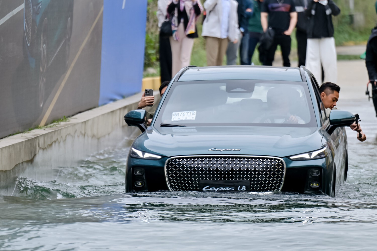 Lepas Gelar Uji Keselamatan Publik Perdana, Buktikan Ketangguhan SUV Listrik L8