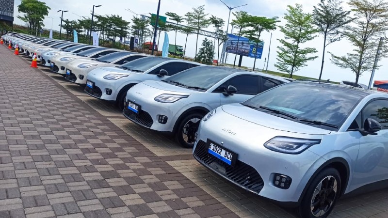 Puluhan Konsumen Mobil Listrik AION UT Resmi Terima Unit