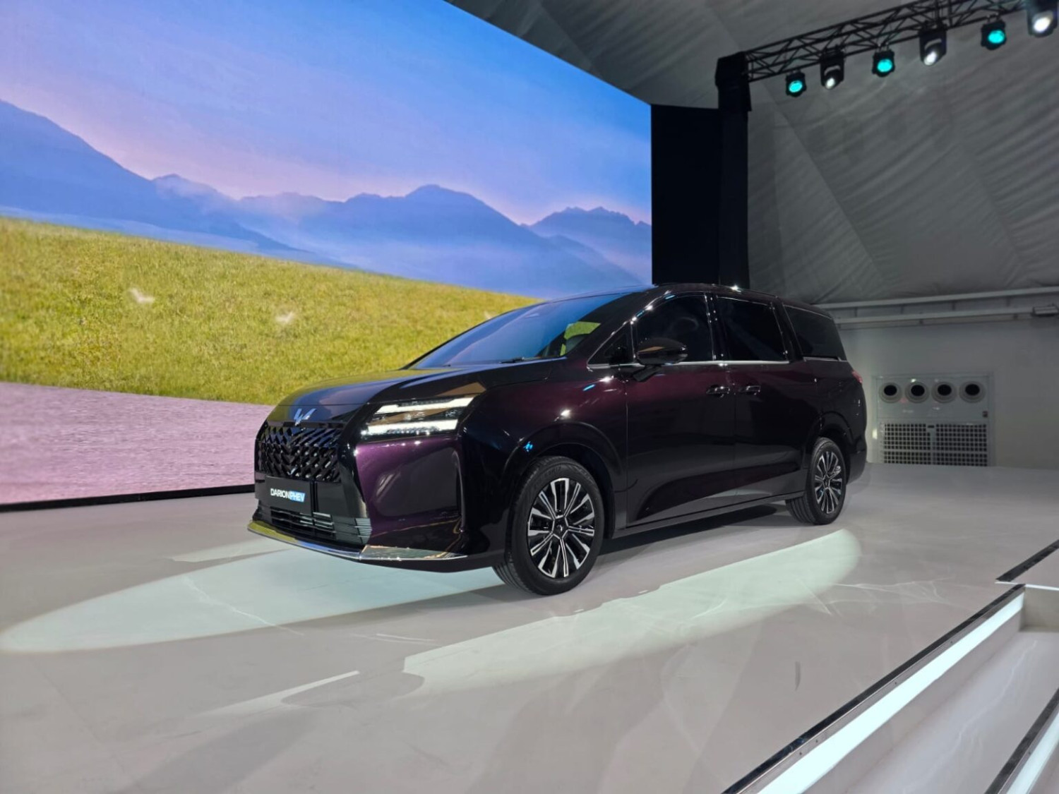 Wuling, Wuling Darion Jadi MPV EV dan PHEV Pertama yang Diproduksi di Indonesia