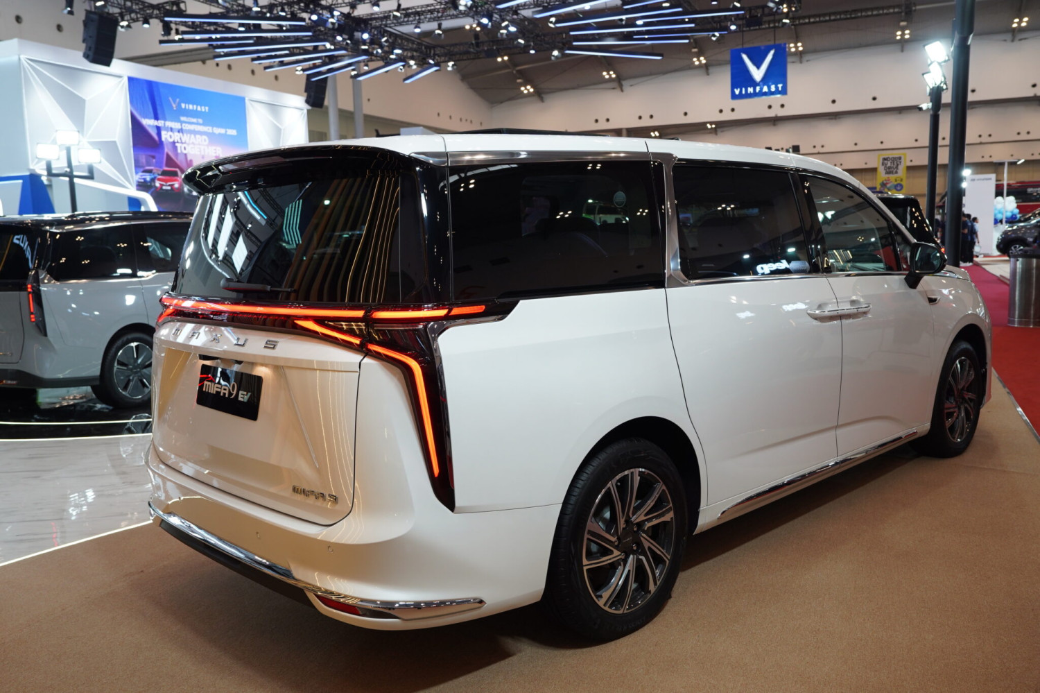 50 Unit Mobil Listrik MAXUS Jadi Armada Premium GrabExecutive 