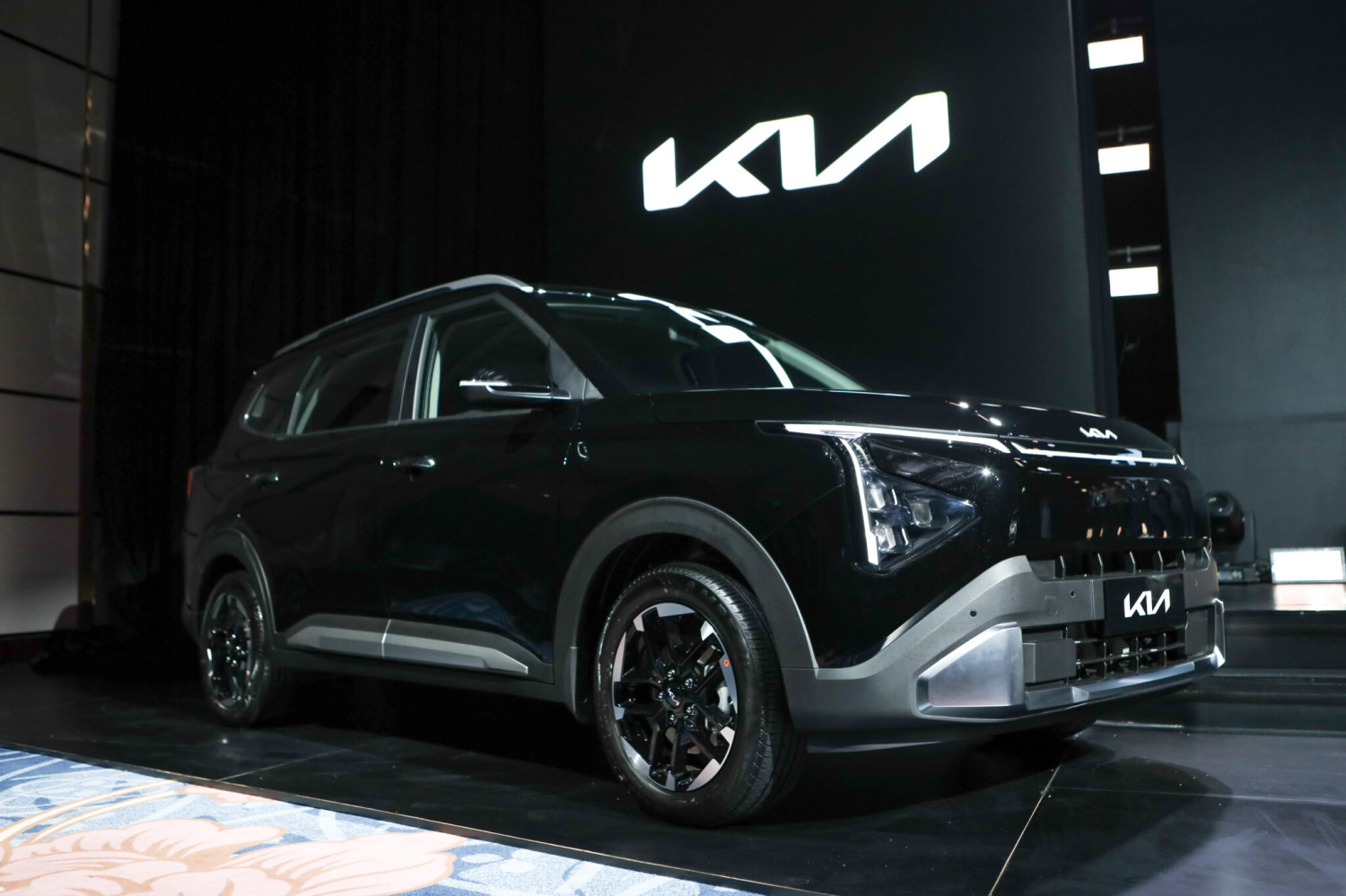 Kia, Kia Carens, Kia Tampilkan Wajah Baru Carens Untuk Indonesia
