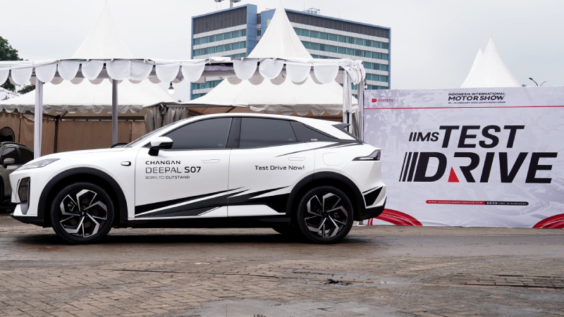 Pengunjung IIMS Kepincut Mobil Listrik Lumin, Begini Komentarnya