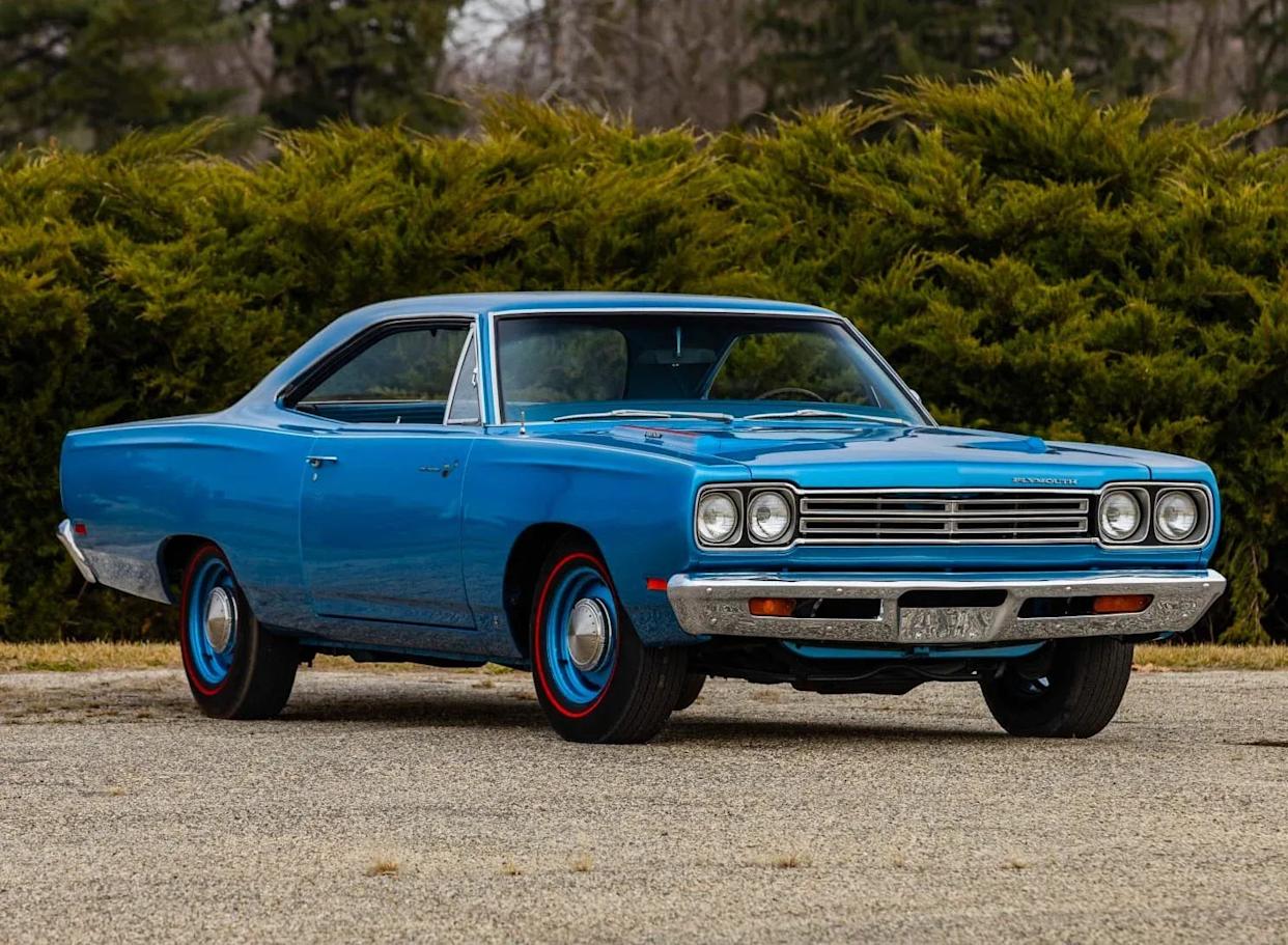 Plymouth, Restored 1969 Plymouth Hemi Road Runner Heads to Auction with Matching-Numbers Drivetrain