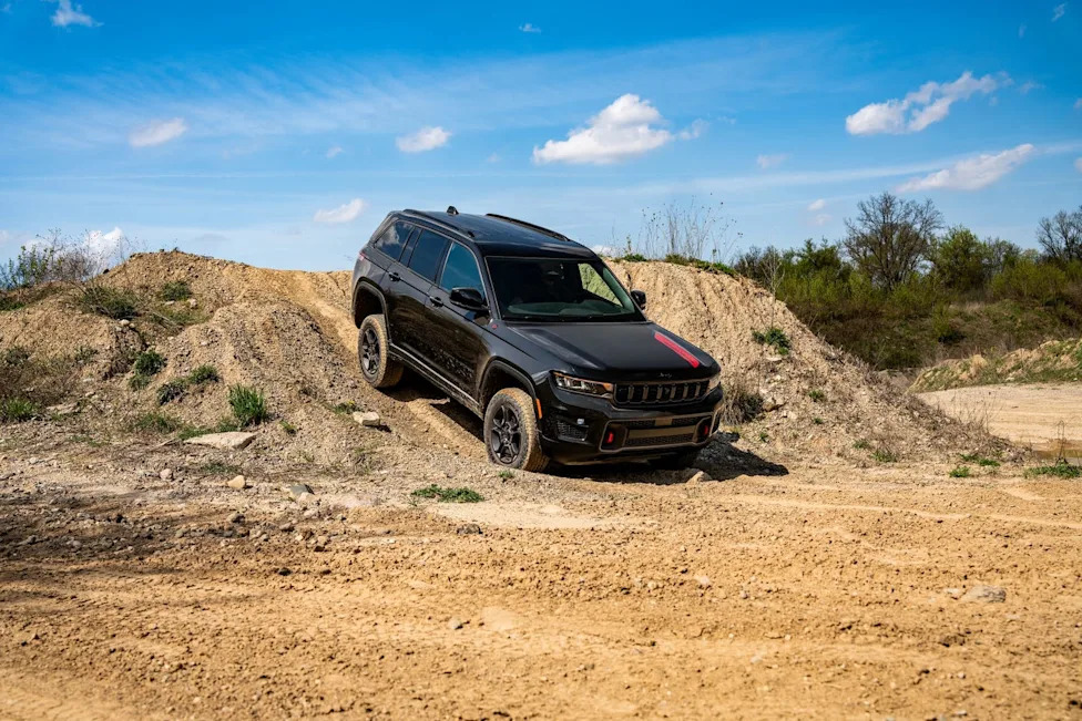 This New Trim for the Jeep Grand Cherokee Is a Trailhawk-Lite for Under $50K