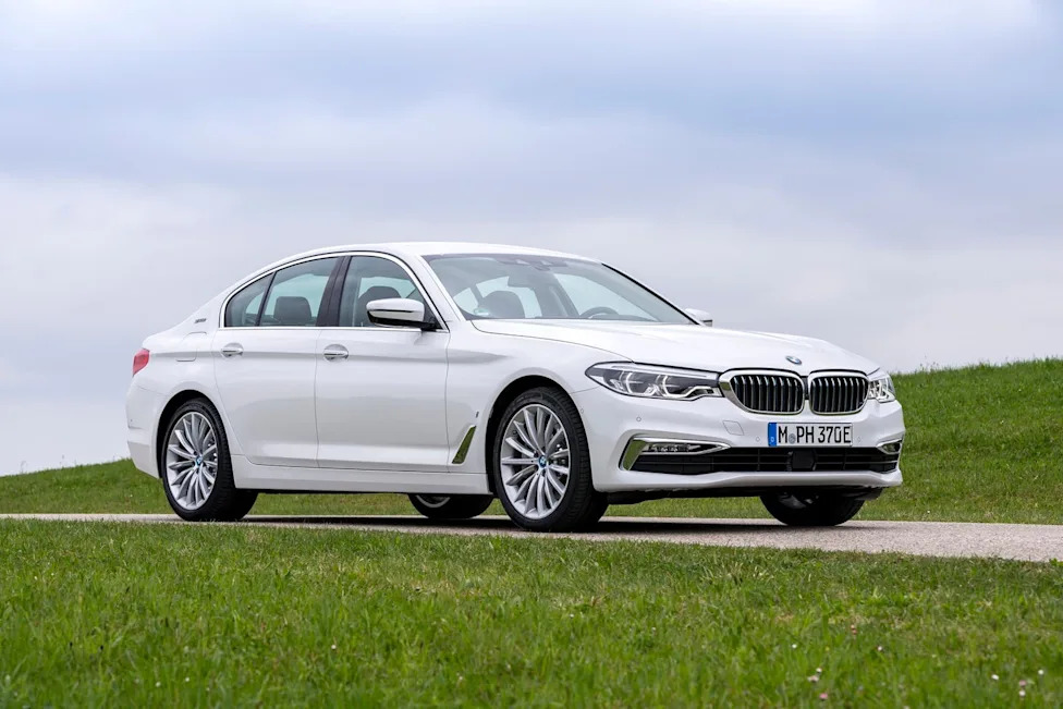 BMW, BMW Issues Fire Risk Warning for 29,000 PHEVs, Owners Advised to Park Outside Until Recall Fix Made