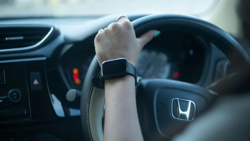 You Risk a Massive Fine in the UK if You Wear a Smartwatch While Driving