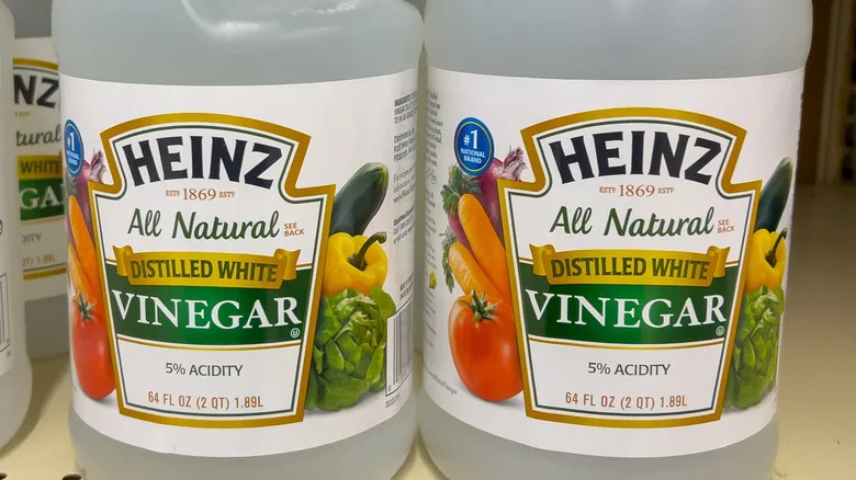 How To Use Vinegar &amp; Baking Soda To Clean Your Car's Headlights