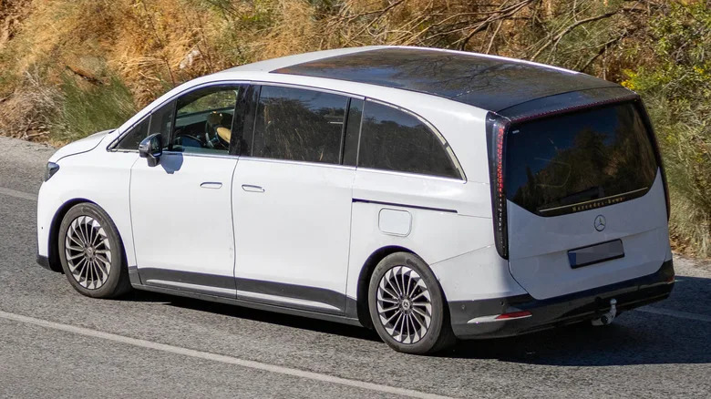 Plug-In-Hybrid Mercedes-Benz VLE Spied Looking Just As Good As The EV