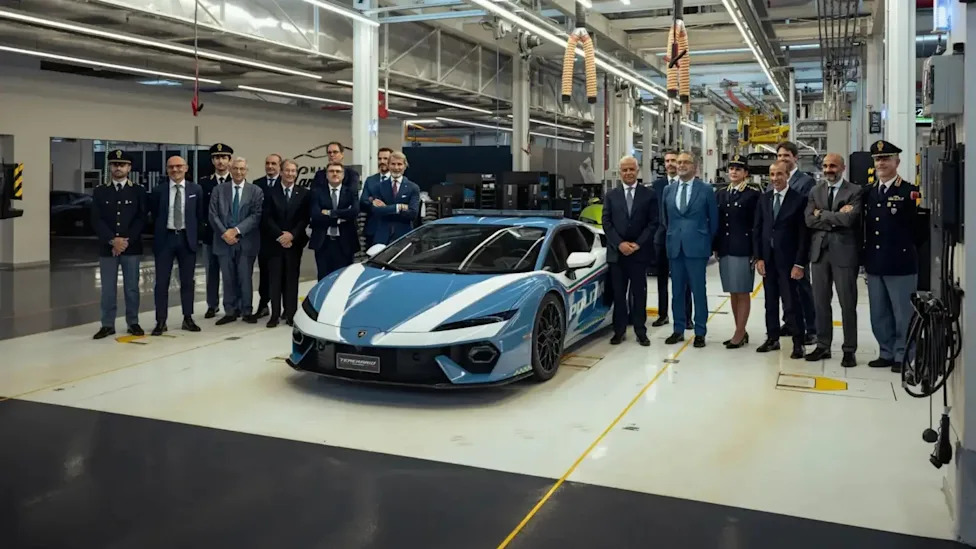 Lamborghini Has Introduced The New Temerario Police Car With Over 900 HP