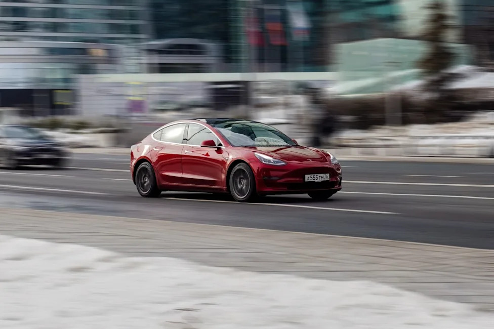 Tesla, Journalist Alarmed When His Tesla Running FSD Tries to Veer Off Highway and Plunge Into a Ditch