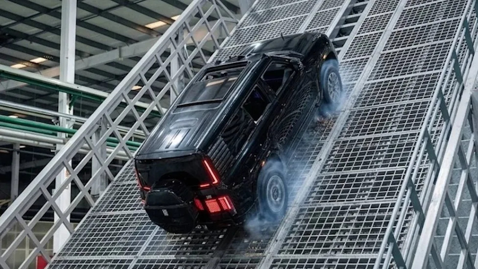 Chinese Ultra-Luxury SUV Cruises Through Extreme Off-Road Course With Ease
