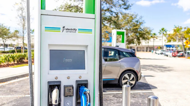 Florida Thinks Flying Cars Are A Better Use Of $200 Million Than EV Chargers