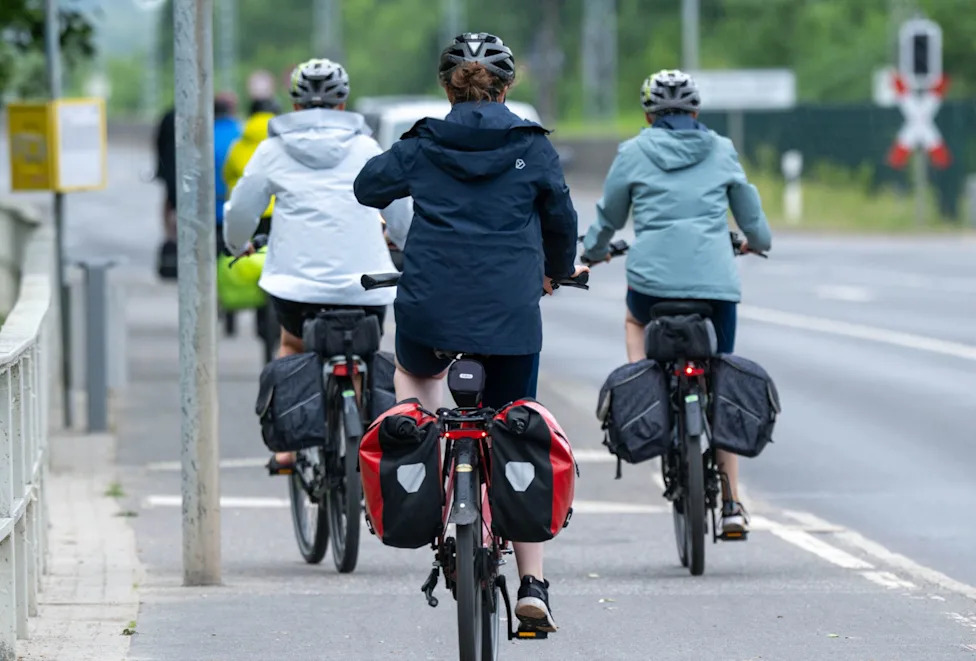 Volvo, Volvo safety technology can warn other drivers of cyclists ahead