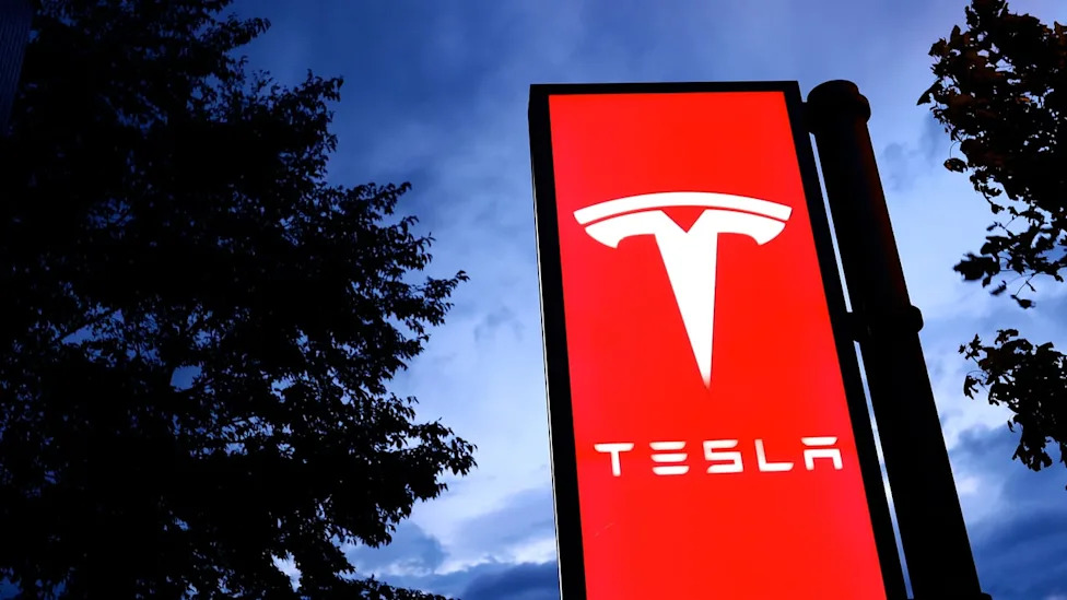 Tesla Roadster unveil planned for August with SpaceX thruster demo