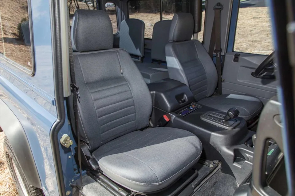 Kim Basinger’s Defender 90 Stalled at $91,000. The Market Priced the Paint, Not the Provenance.