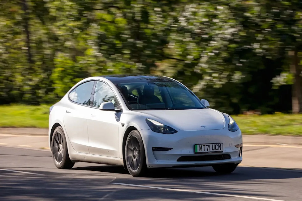Tesla on FSD makes stressful cliffside reverse on Slovenia mountain road to let traffic pass