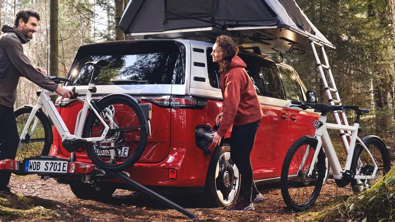 VW's Futuristic Rear-View Smart Glasses Bring Car Safety Tech To E-Bikes