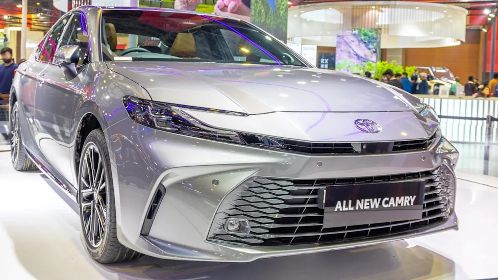 Toyota, Toyota Camry, Toyota recalls over 655,000 Camry vehicles over turn signal fault
