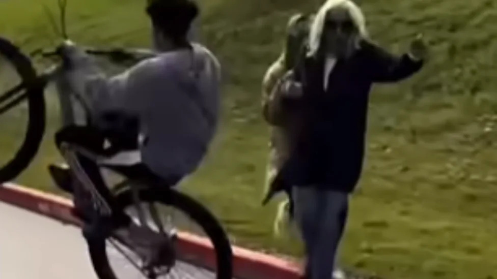 Bike Rider Fakes Hitting Pedestrians While Doing Wheelies: 