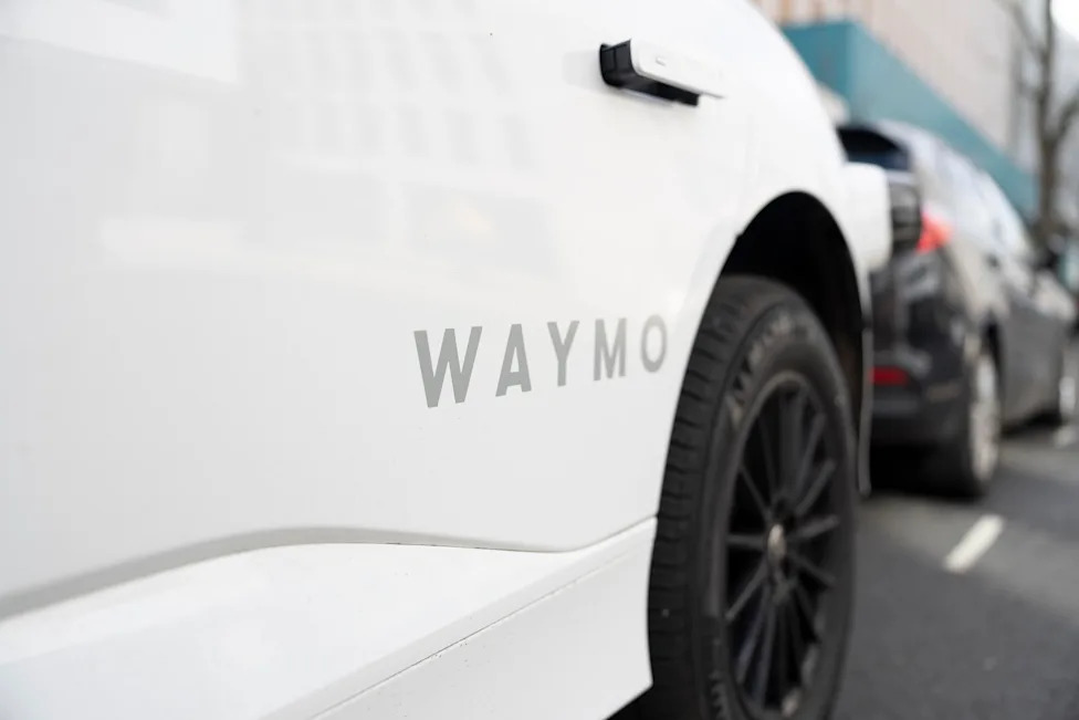 Feds demand autonomous vehicle companies stop interfering with first responders
