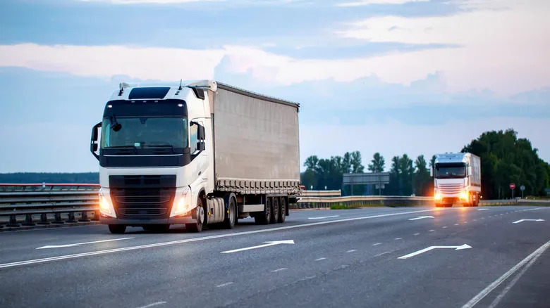 Here's Why Semi-Truck Drivers Will Flash Their Lights