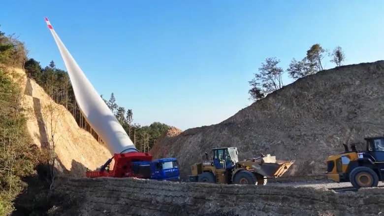 Truck Carrying 387-Foot Long Wind Turbine Blade Up A Mountain Looks Like The Most Stressful Work Day Ever