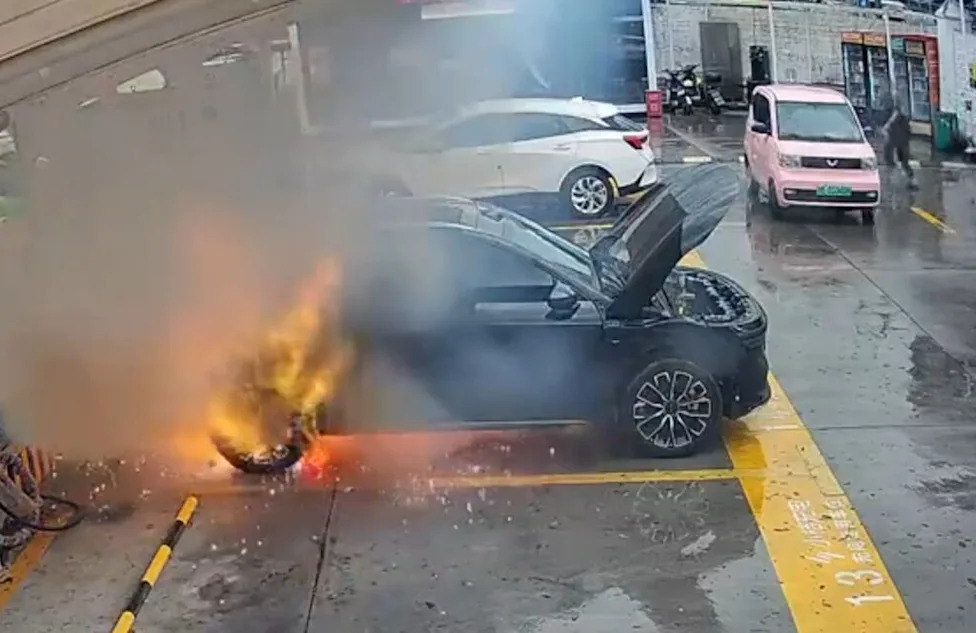 Zeekr, SUV, Owner Has a Narrow Escape After Zeekr 7X Electric SUV Bursts Into Flames in Seconds