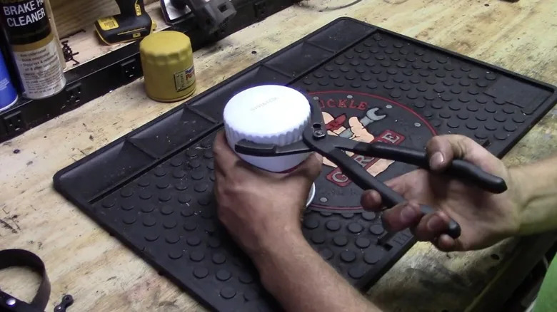 This Viral Trick To Remove A Stuck Oil Filter Works, But Here's Why We'd Still Do It The Right Way
