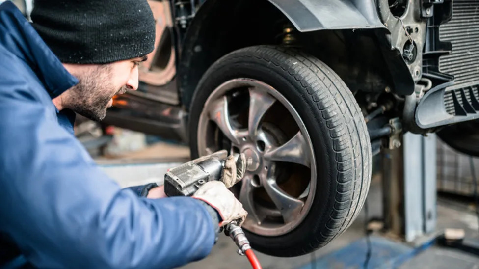 Here's How The Temperature Affects The PSI In Your Tires