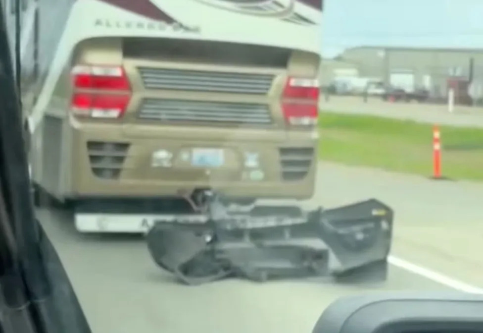 RV Couple's Truck Parts Ways With Its Own Bumper and Goes Viral