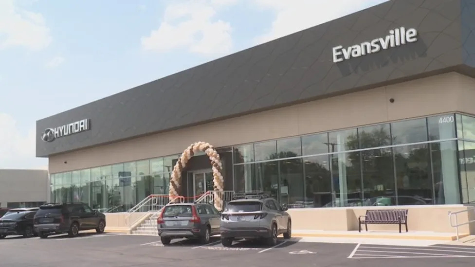 Hyundai cuts ribbon on new Evansville dealership