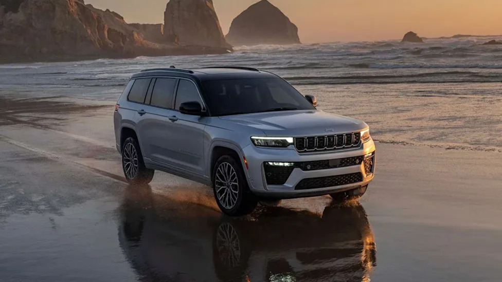 Jeep, Jeep Issues Major Recall for 419,035 Grand Cherokees Over Delayed Airbags—Owners Advised to Watch for This Sign