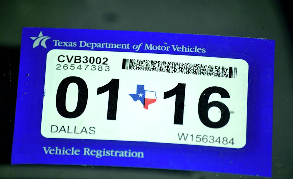 Can college students renew Texas registration while living out of state?