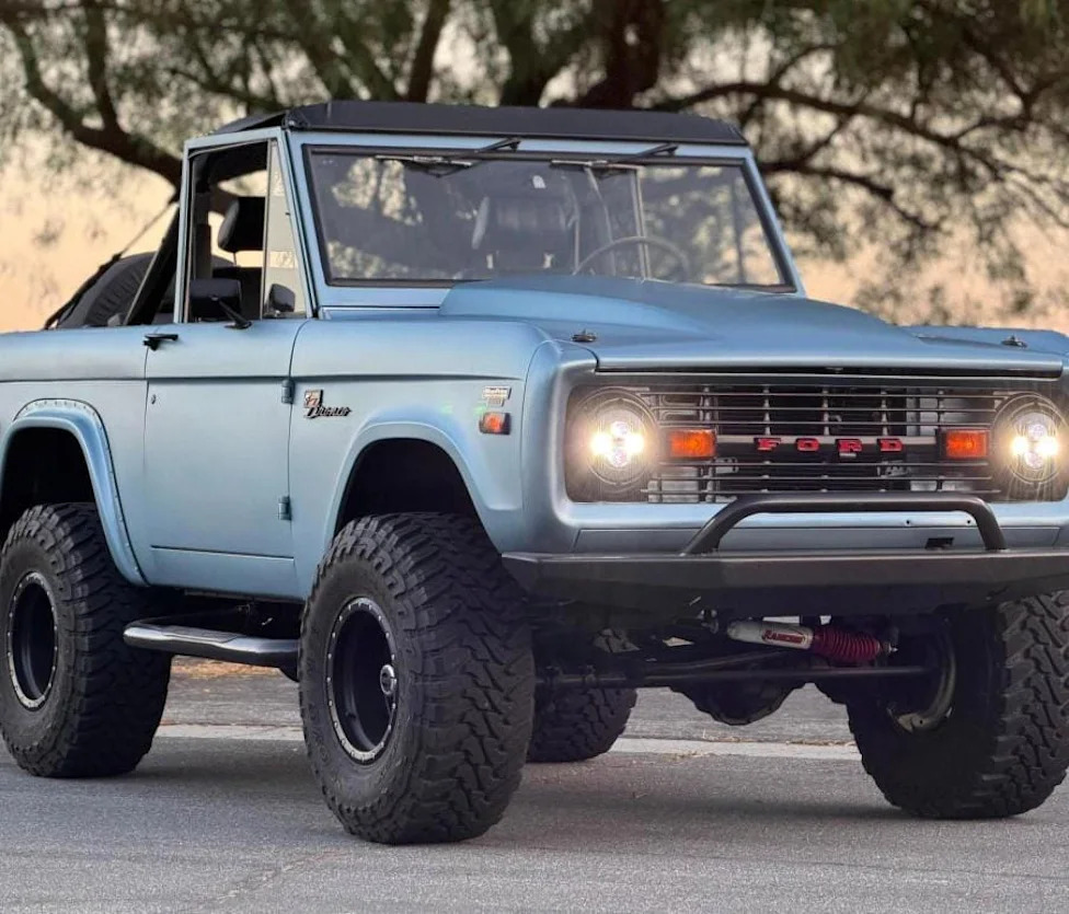 This Restomod 1975 Ford Bronco Packs a 415-HP Stroker V8 and Twin-Stick 4x4 on Cars &amp; Bids