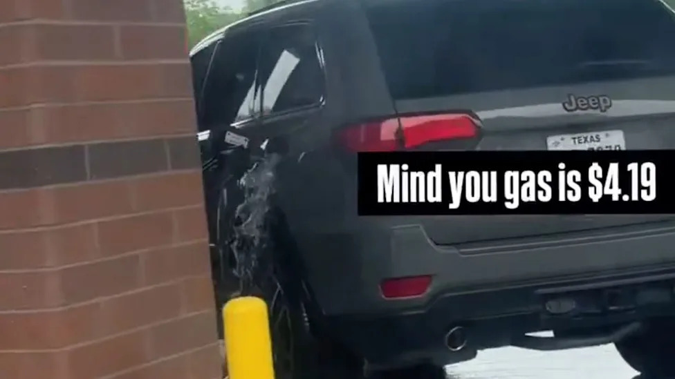 Gas Pump Keeps Pouring Fuel All Over Jeep at Texas Quiktrip as Driver Walks Away