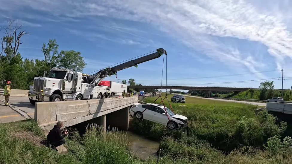 Nissan Takes a Creek Detour on I-75 and a Rotator Crew Has to Fish It Out