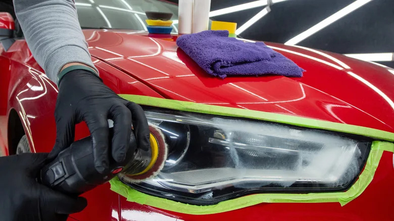 How To Use Vinegar &amp; Baking Soda To Clean Your Car's Headlights