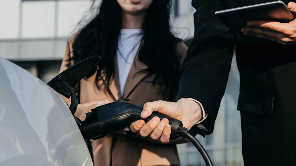 US buyers see new cars hit $50,089 while EV prices fall, shrinking the cost gap