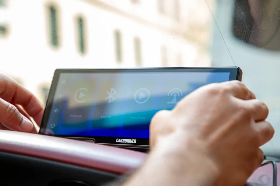 This Simple Upgrade Brings CarPlay to Almost Any Older Car