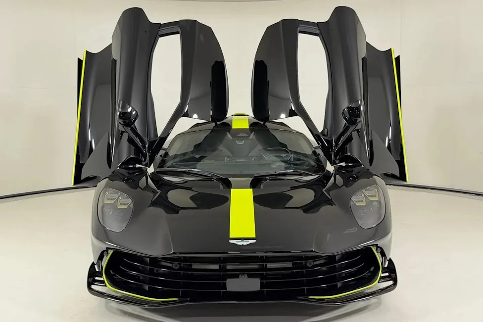 Aston Martin, Aston Martin Valhalla Plug-In Hybrid Nears $1 Million at Auction