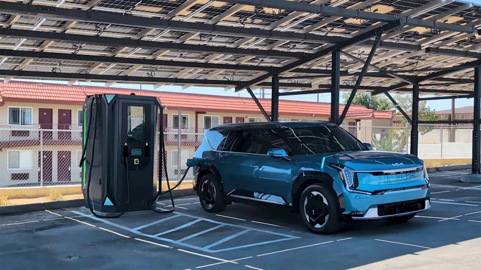 This EV Charging Station On Route 66 Is Off-Grid And Cheaper Than The Competition